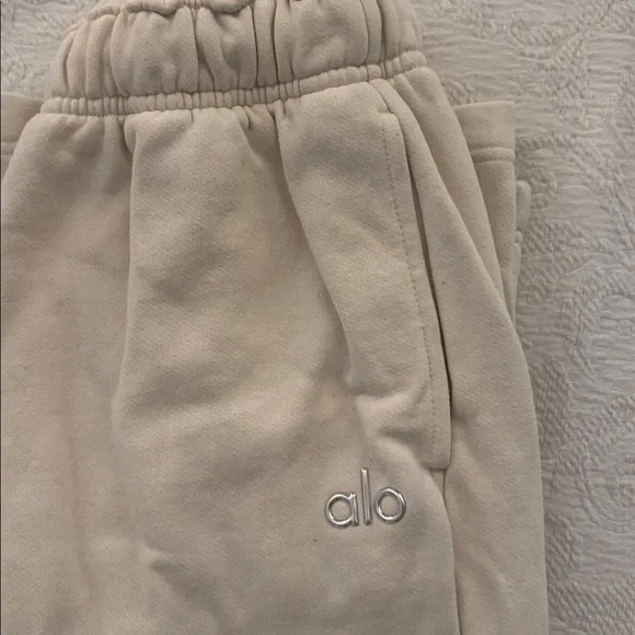 ALO Acolade straight leg sweatpants. Size extra small in “oat milk” - Picture 3 of 3